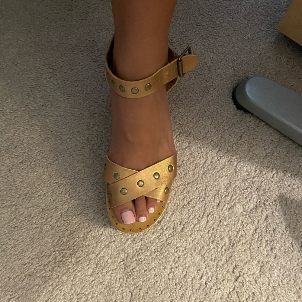 Cute gold wedge.
